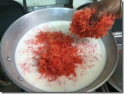 grated_carrots_to_milk